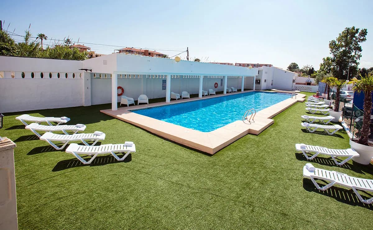 Vista del restaurante Los Llanos junto a la piscina del camping en Dénia